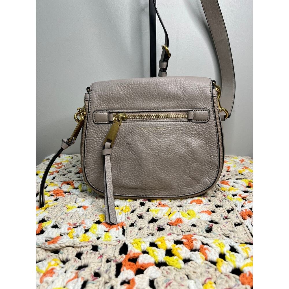 Marc Jacobs Recruit Nomad Pebbled Leather Saddle Crossbody Bag Taupe Gray - Picture 2 of 14